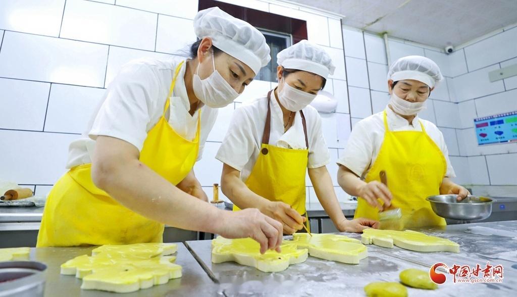张掖临泽土月饼飘香迎中秋【临泽：“土月饼”制作忙】中秋临近，张掖市临泽县一家食品