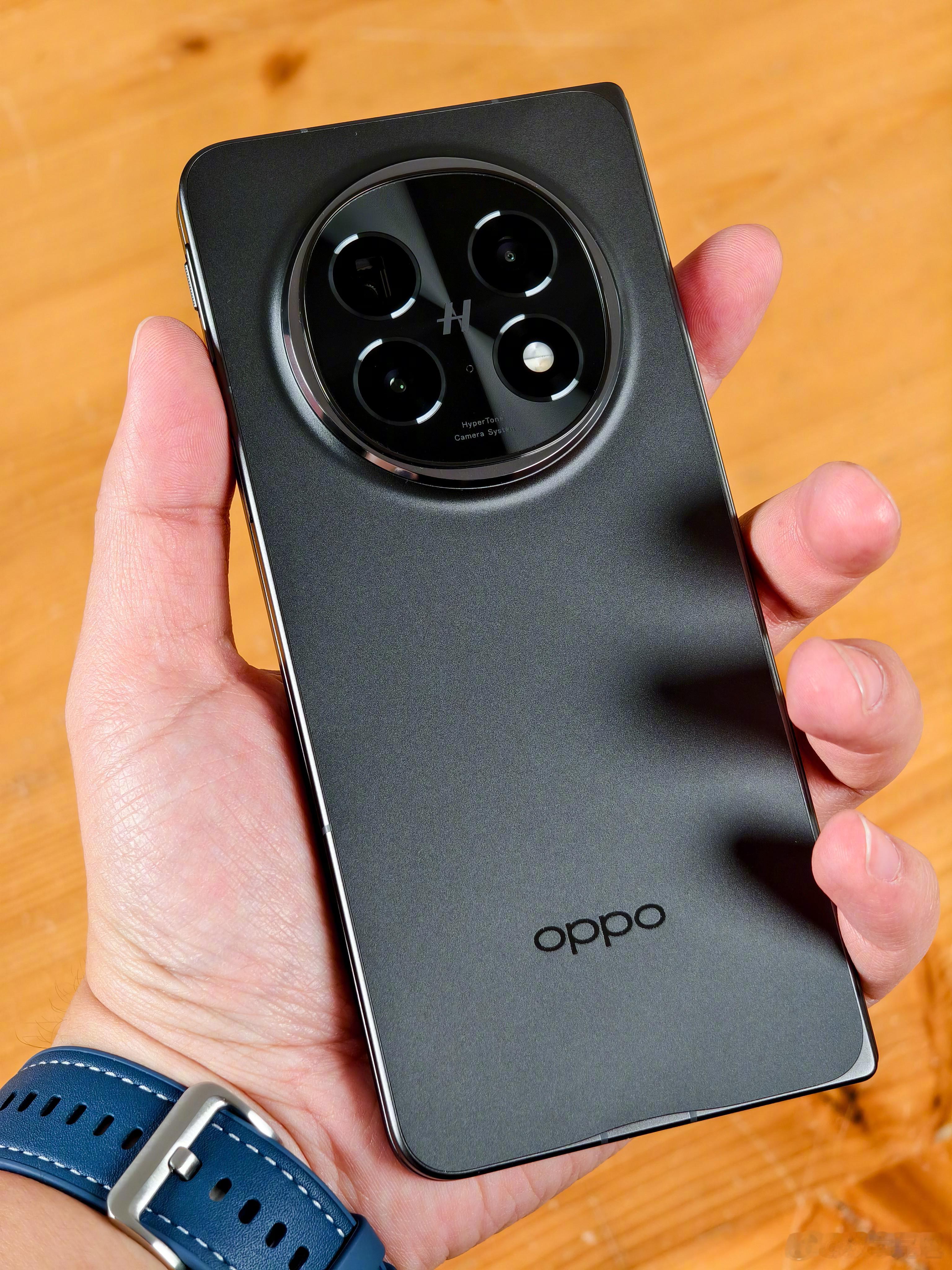 OPPO Find N5 真机实拍，这个厚度，大家觉得可以了吗[小狗蛇点点]？ 