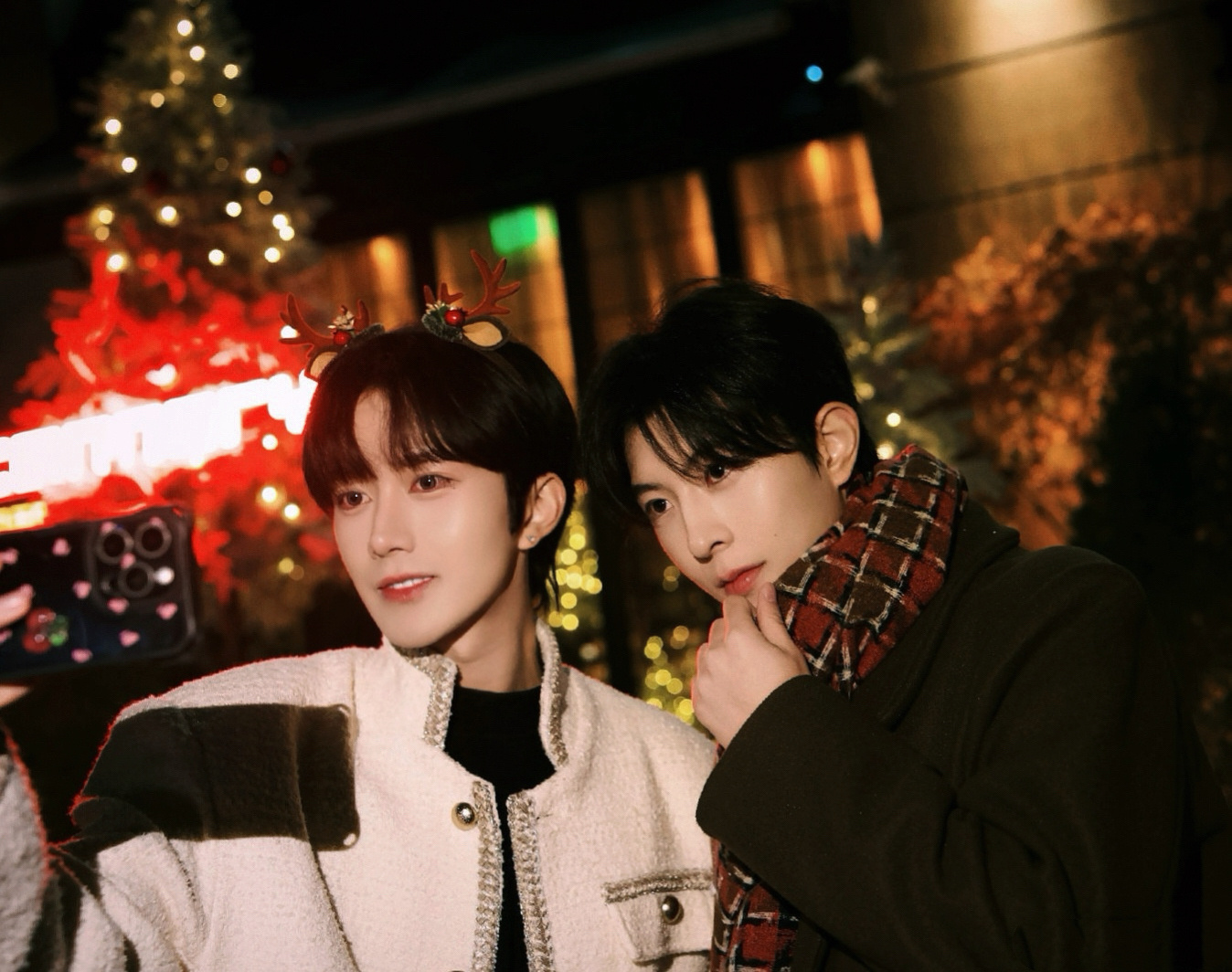 ⭐ 这个世界乱乱糟糟，而你们干干净净，可以悬在我心上，做星星和太阳 