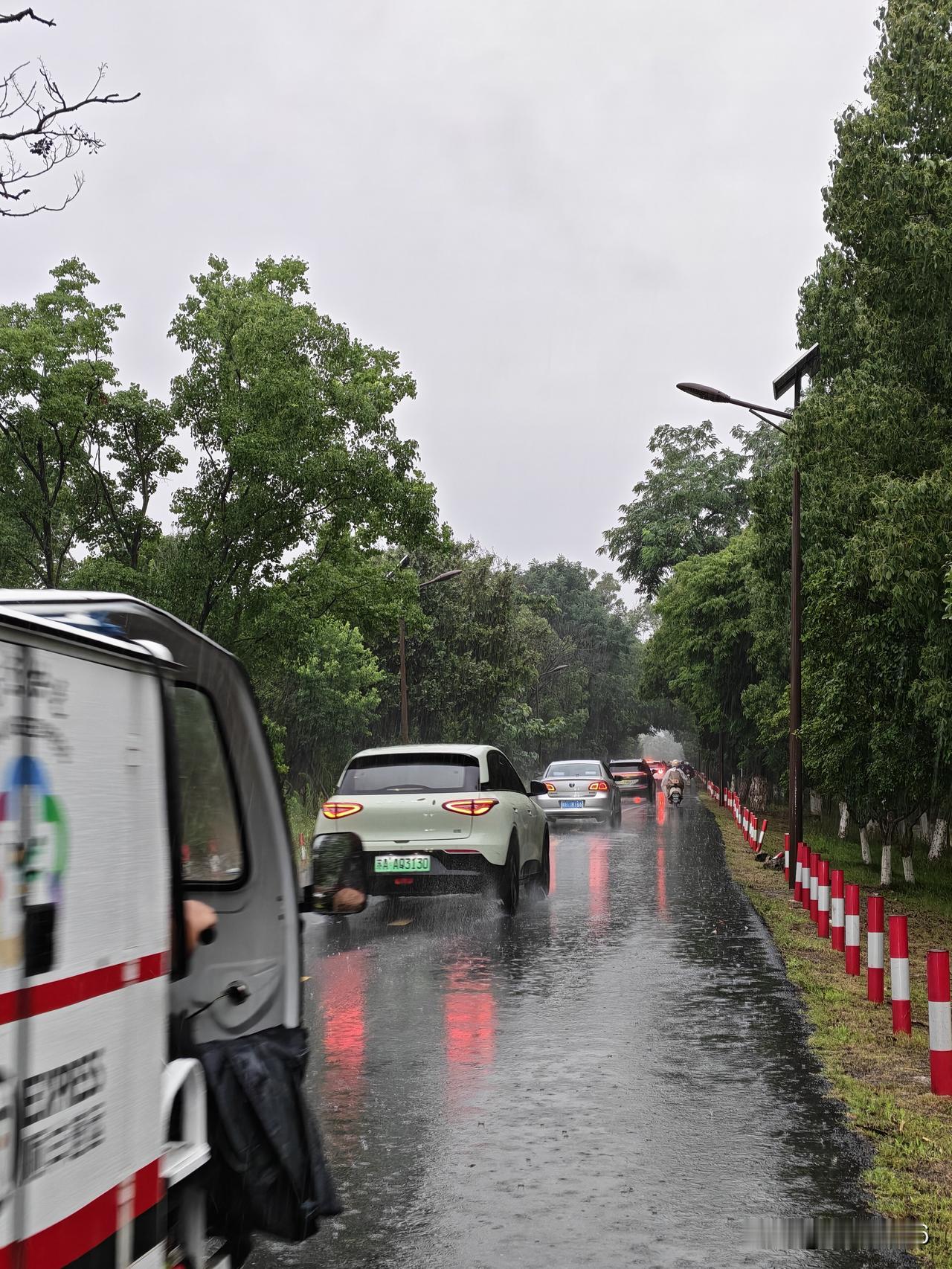南京今天早高峰的雨，上班族都淋成了落汤鸡了吧？
六点多就有点下大了 ，心里祈祷着