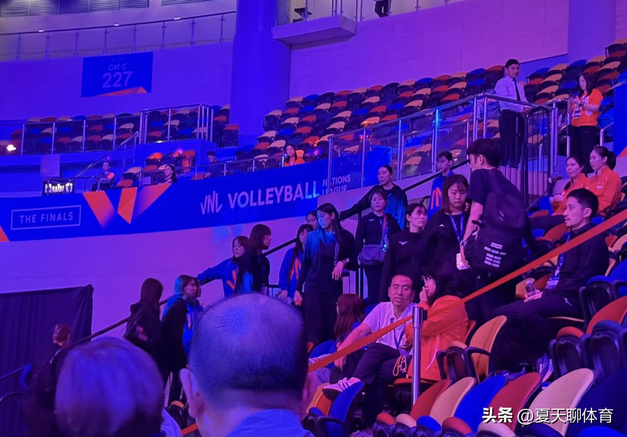 日本女排偷师中美女排大战！日本队主教练费罗带领全队前来观战中国女排VS美国女排，
