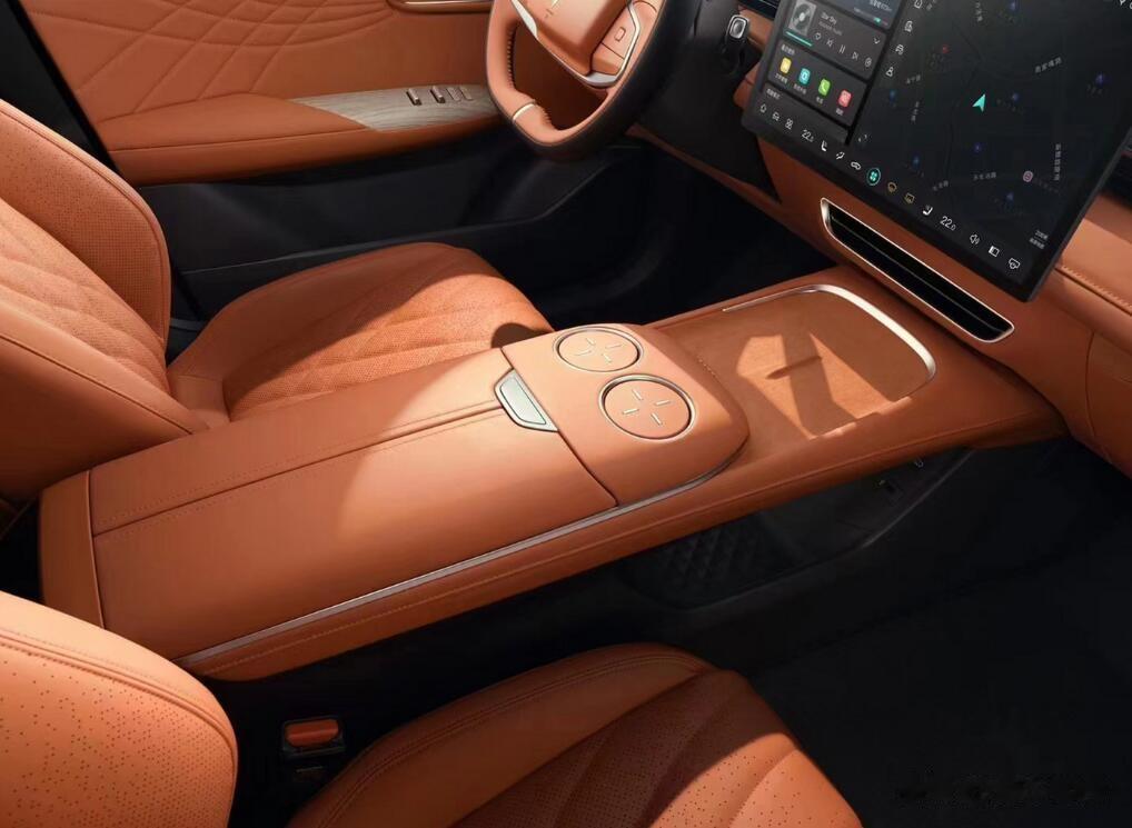 #深蓝S7超级增程超级省# 深蓝S7的空间利用率非常高效。车内空间宽敞舒适，驾驶