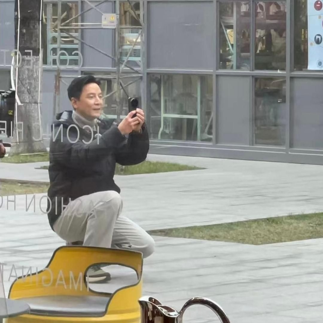 华为请刘德华，小米请吴彦祖。*只是根据目前吴彦祖手持疑是小米17 Ultra手机