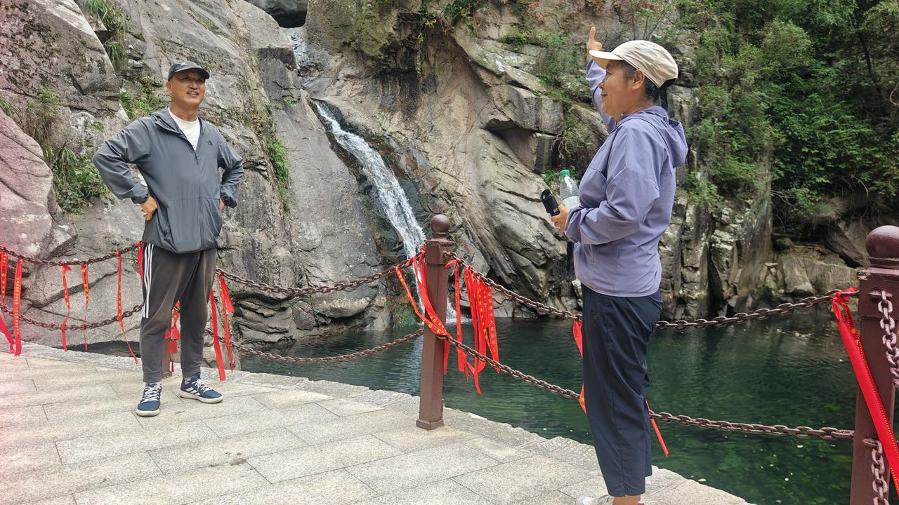 今天上午和小胖去逛了崂山九水景区，九水虽不能观海，却号称九水十八潭。也许是赶上了