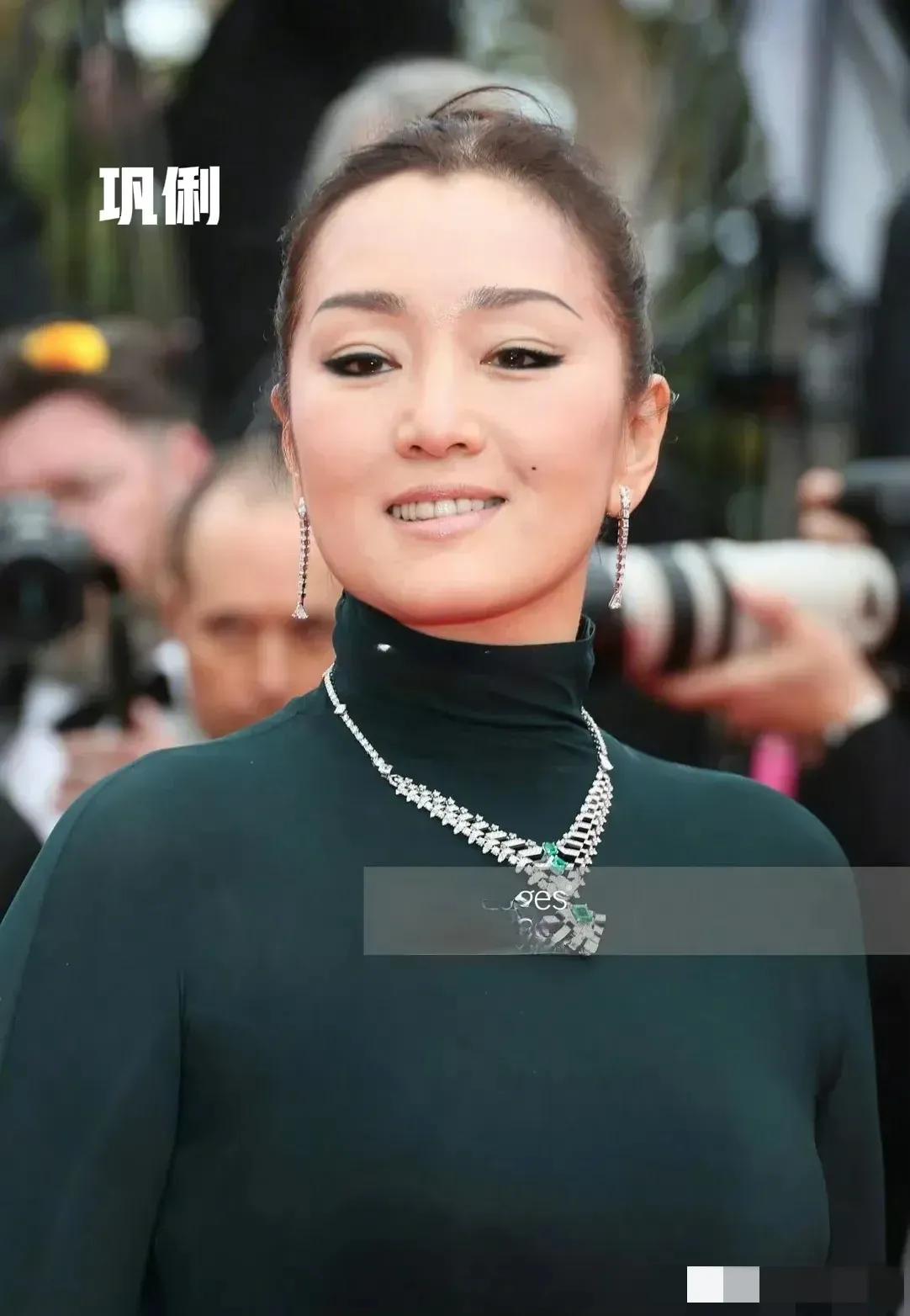 巩俐老了，礼服也没其他人性感，但却有很多人拍她，人气不减当年！[赞]
张雨绮今年