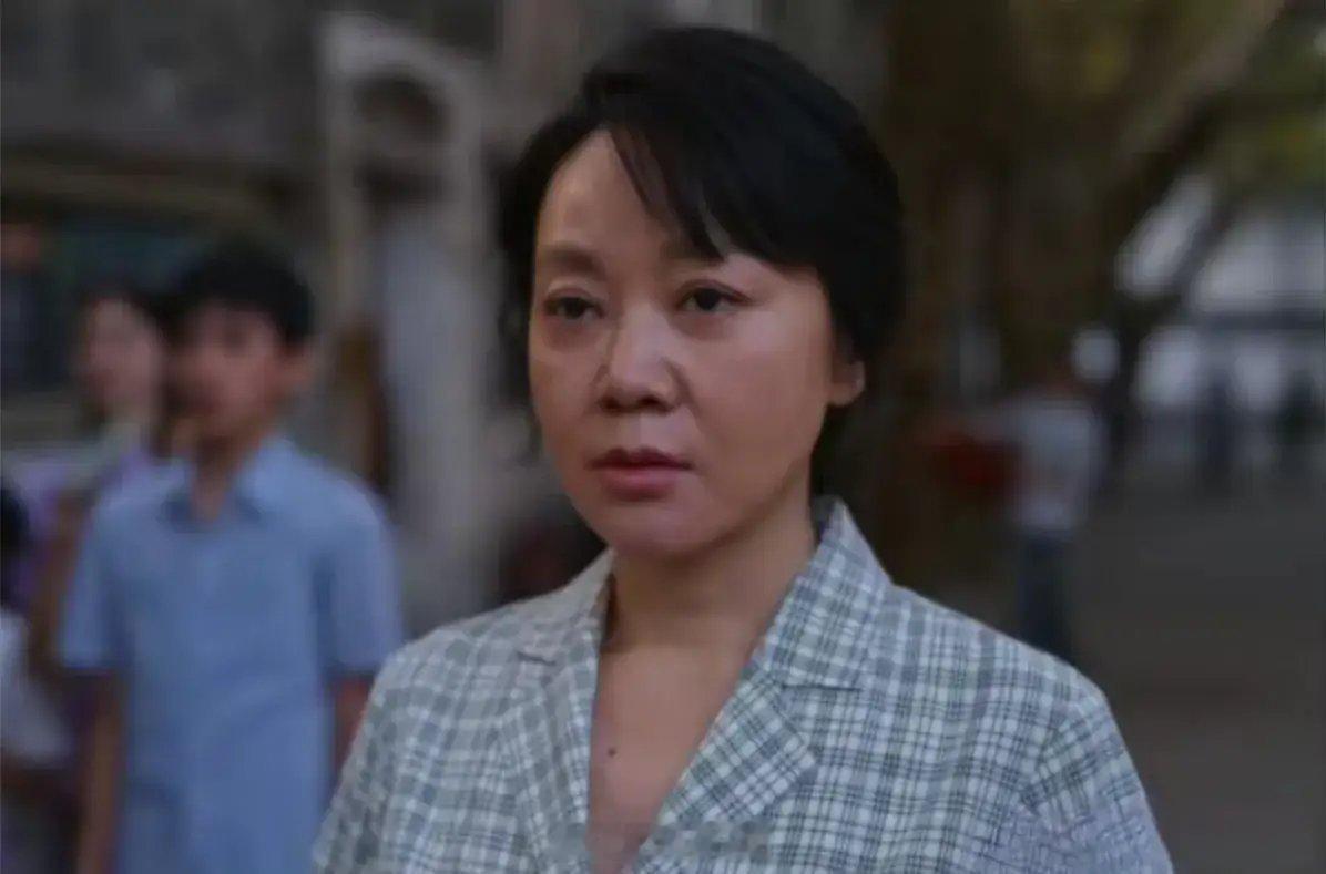 闫妮 人怎么能有种成黄玲这样闫妮说，刚接触黄玲这个角色时，觉得她是一个很喜欢隐忍