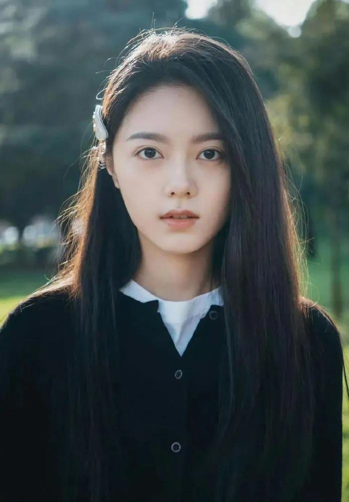 赵今麦最近是被下蛊了么？穿的这都是什么衣服啊？也太辣眼睛了吧？这谁能想得到啊！
