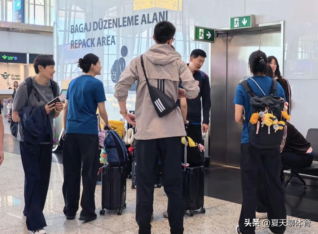 中国女排平安抵达北京！这次姑娘们坐的是经济舱飞回来了，经过十几个小时的飞行，终于
