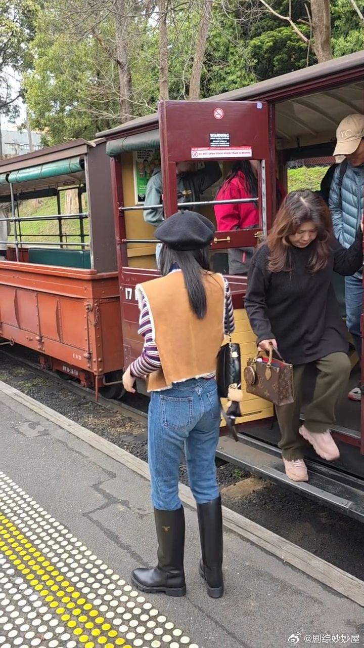 有网友在墨尔本偶遇到了毛晓彤诶，应该是和家人一起出去旅游啦 ​​​