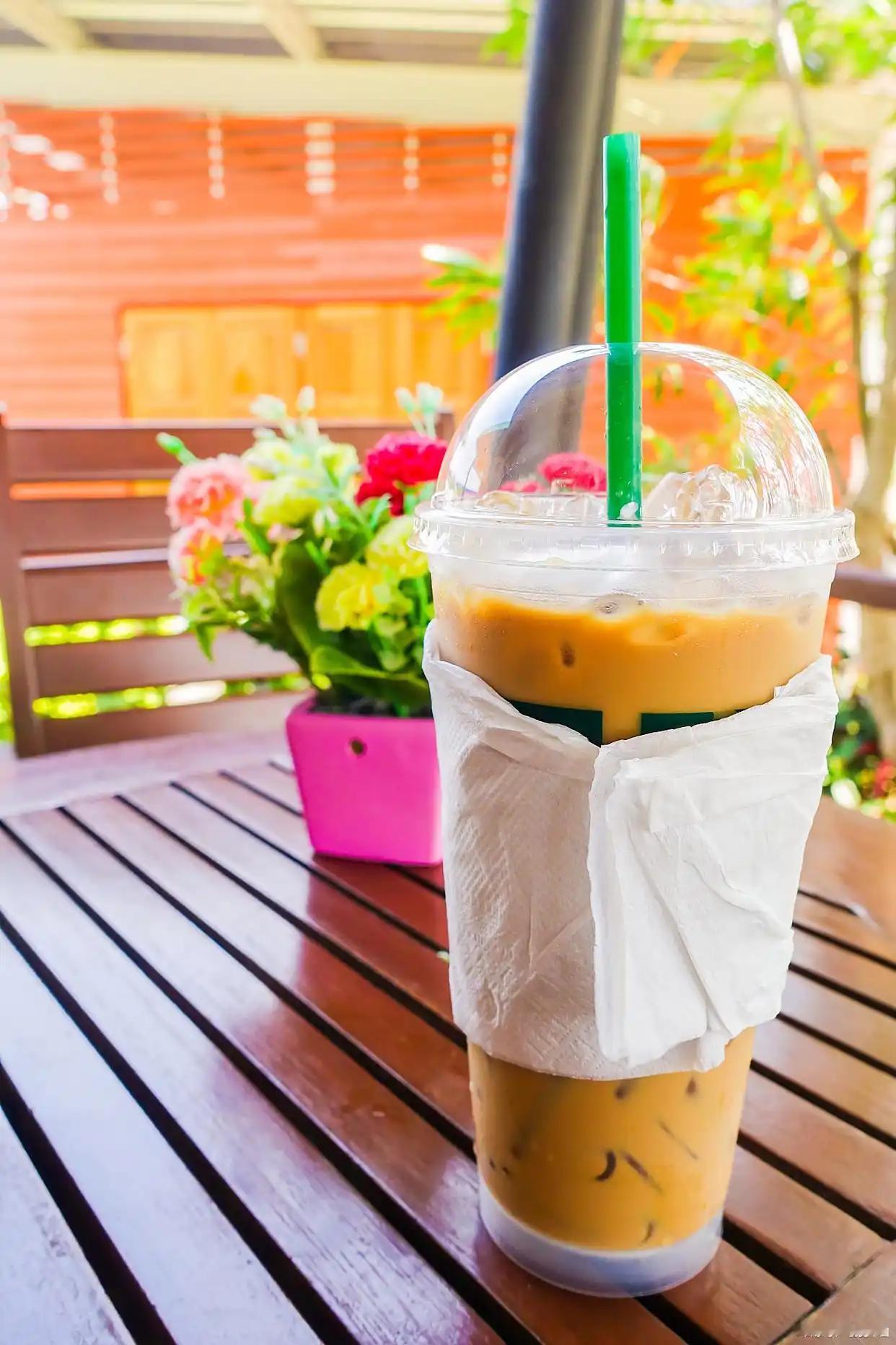 奶茶店乱象触目惊心！拖鞋搅拌、过期原料、奶精勾兑，你的“快乐水”藏着多少脏东西？