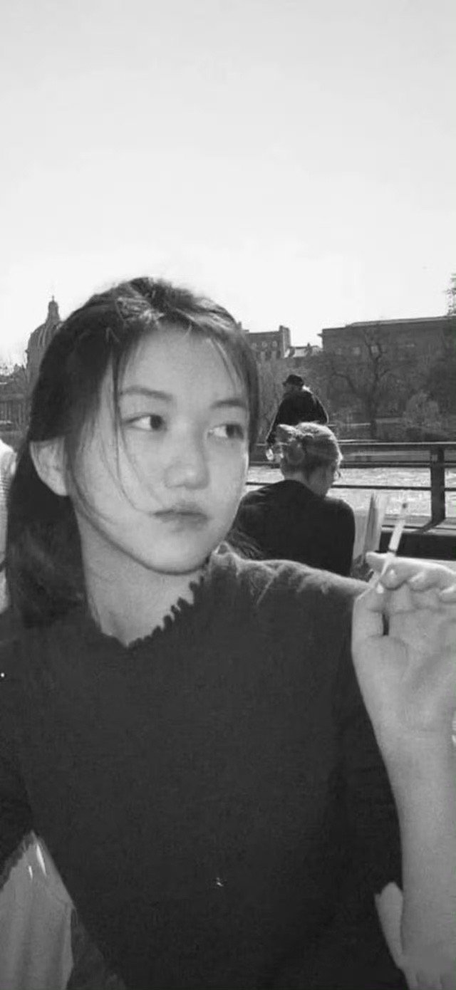 李嫣抽烟李嫣抽烟！网友晒王菲小女儿李嫣吸烟照，夹烟手势老练！！！李嫣吸烟照 ​​