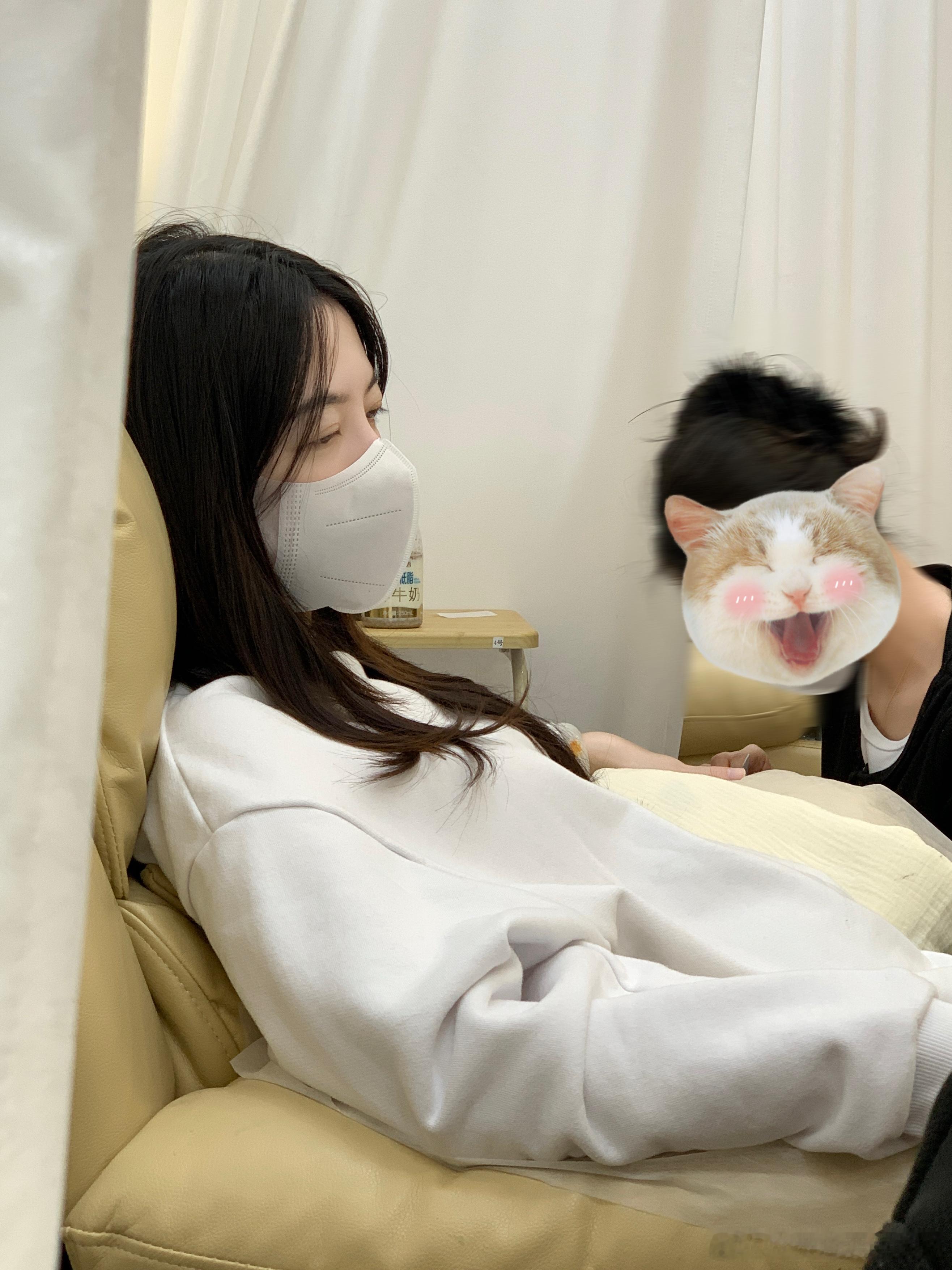 太太太久没有做美甲了我再也忍不住了！！！心满意足✌🏻下午搭配的时候也在疯狂看我