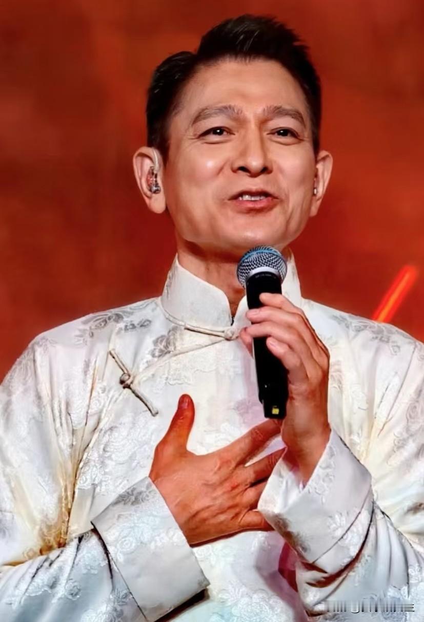 刘德华这个人，完全经不住扒。
一扒你就会看到，六十四岁的人站在全运会彩排现场，白