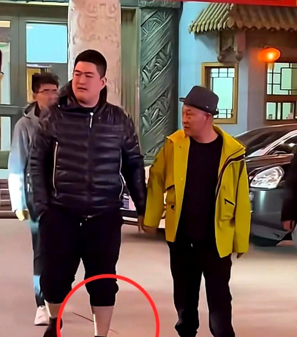 千万别被赵大牛那副傻不拉几的样子骗了。
零下20度的沈阳片场，别的“二代”裹着加