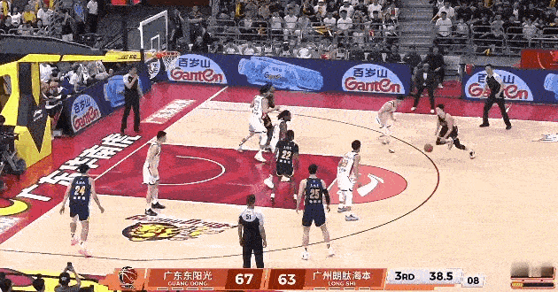 第三节成了胡明轩时间。广东男篮vs龙狮男篮胡明轩