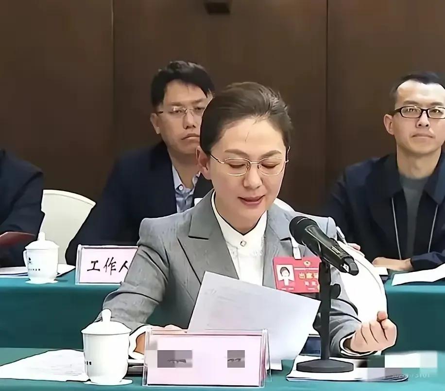 真正有学问的眼镜，坐在哪里都会气场拉满。
真正在气质的眼镜，一亮想就象聚光灯一样