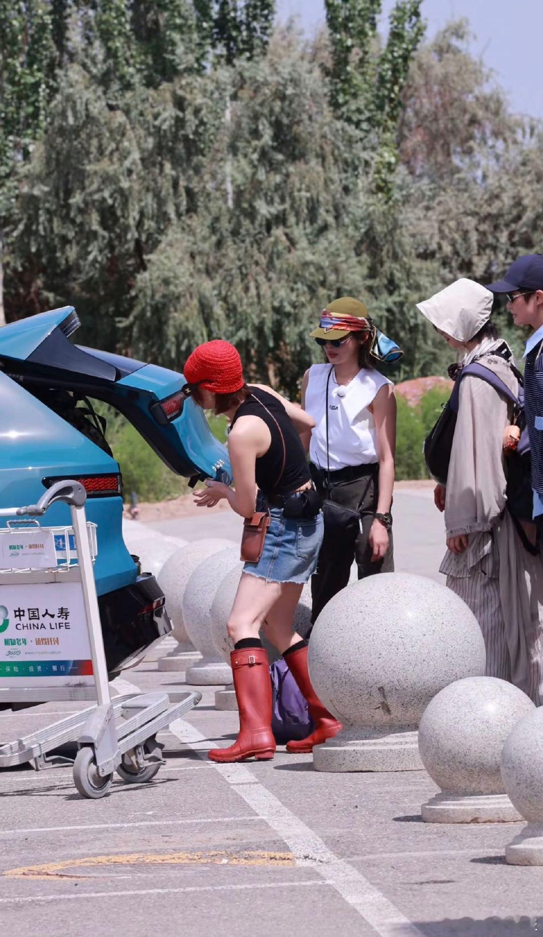 李宇春辛芷蕾高叶倪妮化学反应 向野的我们告别流水线式明星度假综艺，四位姐姐自驾走