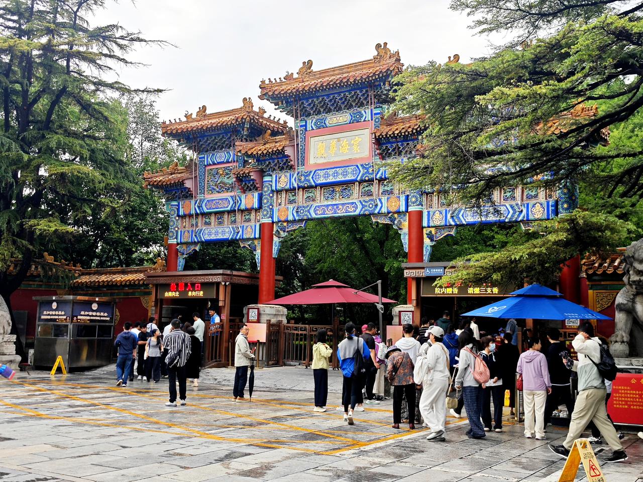 踏入雍和宫，历史的厚重感迎面扑来。这里的每一块砖石、角一根廊柱、每一处飞檐，都镌