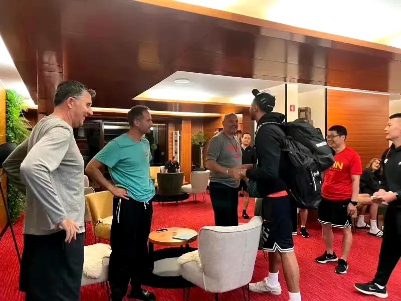 李凯尔已经与中国男篮汇合，接下来将正式代表中国男篮出战！

刚成为中国男篮一员的