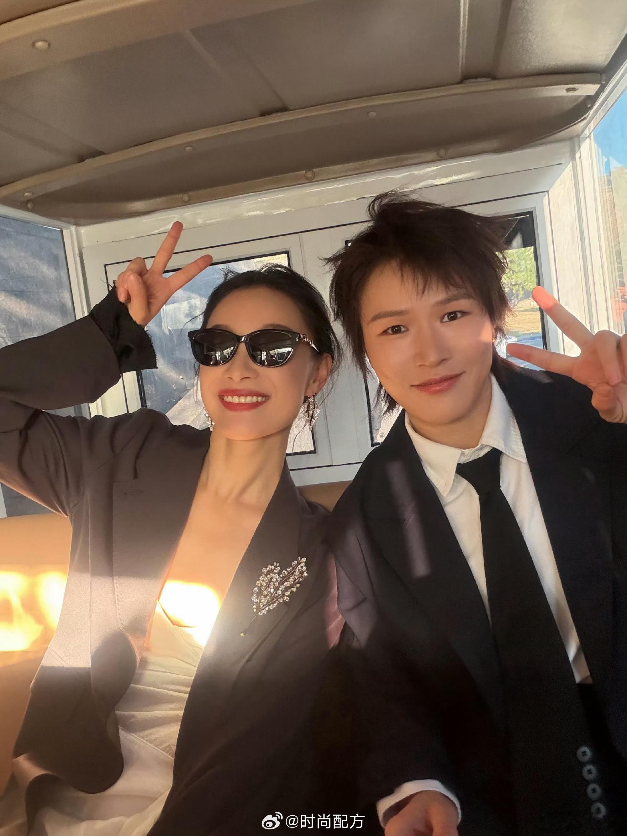 倪妮张伟丽合影倪妮成功和偶像张伟丽合影倪妮追星成功啦！倪妮成功和偶像张伟丽合影 