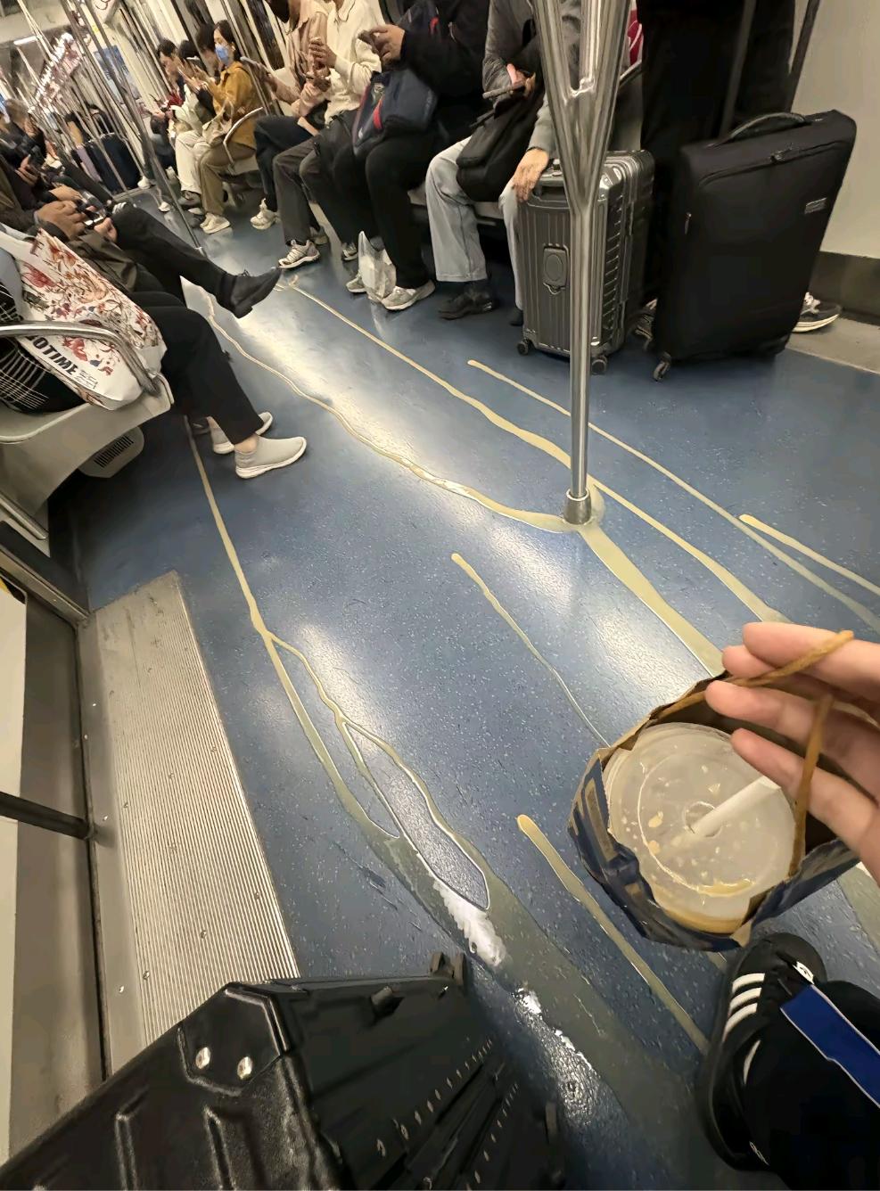 假如是你在地铁上干出这种事，你会怎么做？