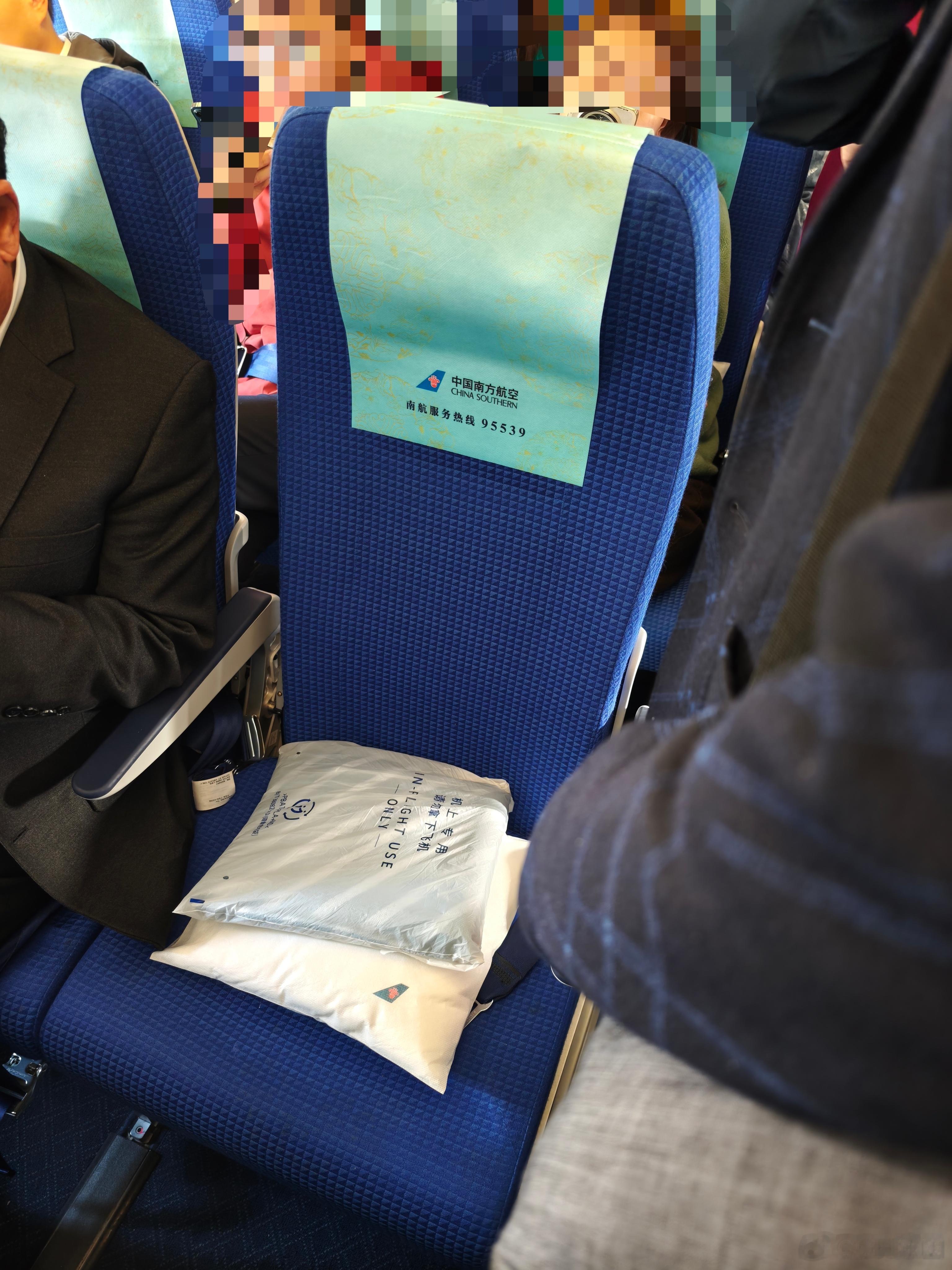 南航这个硬板凳，每次看到都感觉腰痛脖子酸……南航还宣传这玩意“符合人体工学设计”