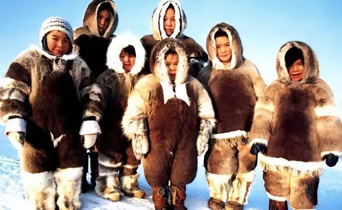 格陵兰岛原住民因纽特人，和中国人同属黄色人种。他们都是黄皮肤黑眼珠黑头发，基因研