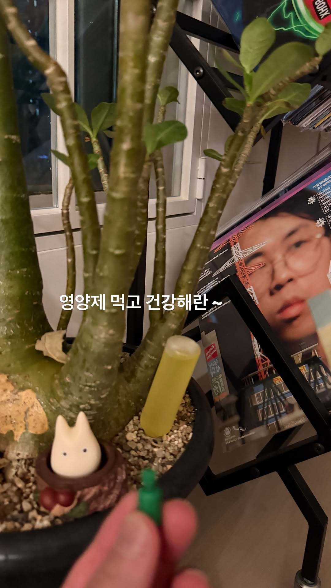 “CB百蓝_。260719金钟云 ins story更新：喝了营养液 健康起来吧
