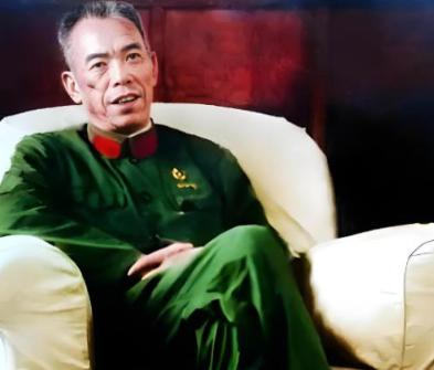 1981年，69岁的梁兴初坐在木椅上，死死盯着平反文件上“恢复大军区正职待遇”几