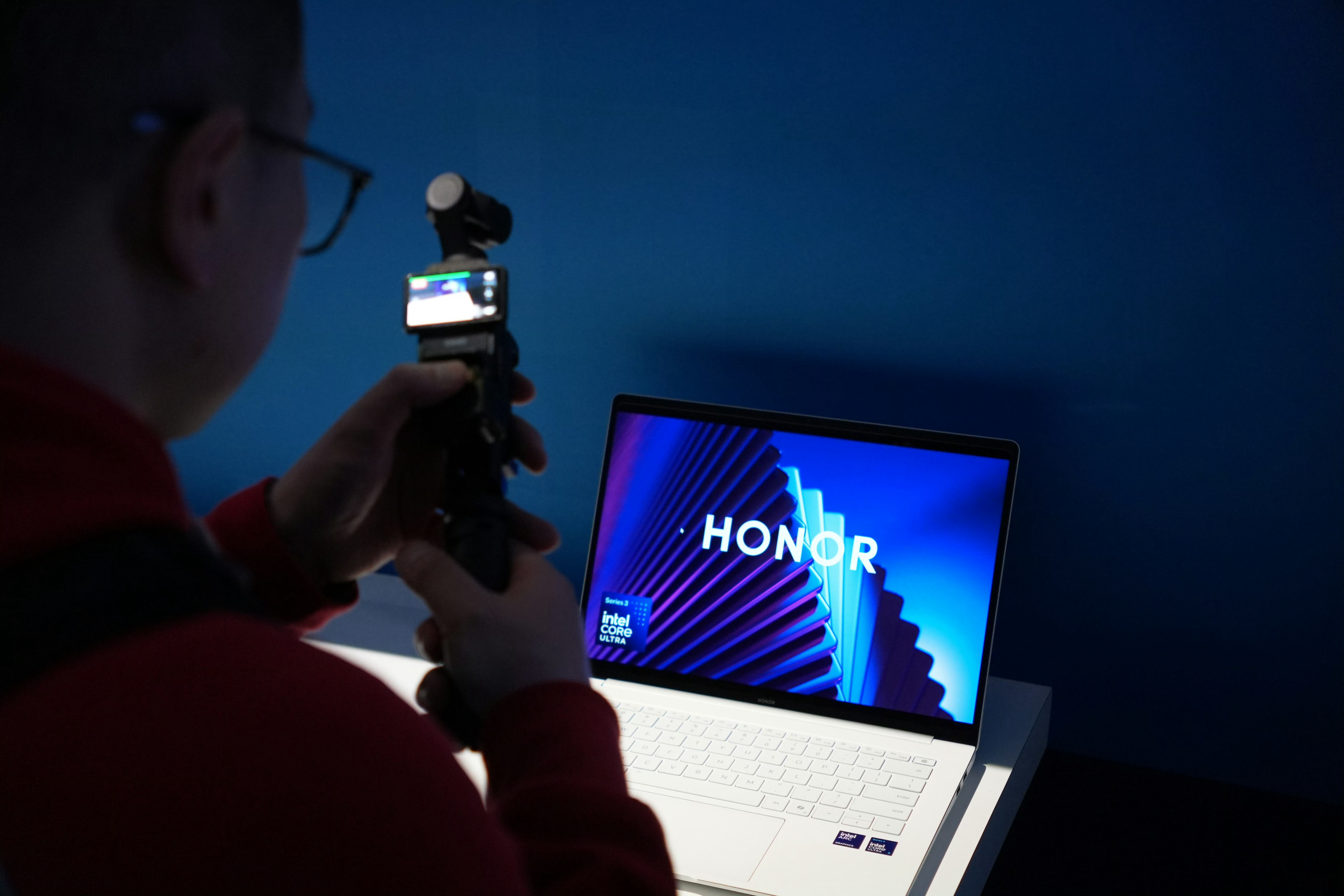 荣耀MagicBook Pro14 2026款真机也亮相CES了这一代续航更长，