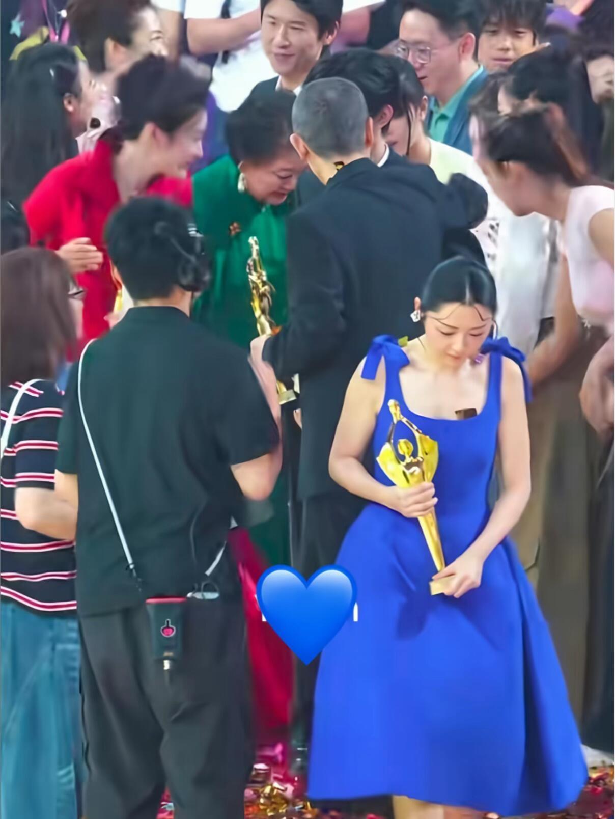 内娱圈发现才是真的团结，他们的素质好高，获奖了会送出祝福，真心开心！
刚公布最佳