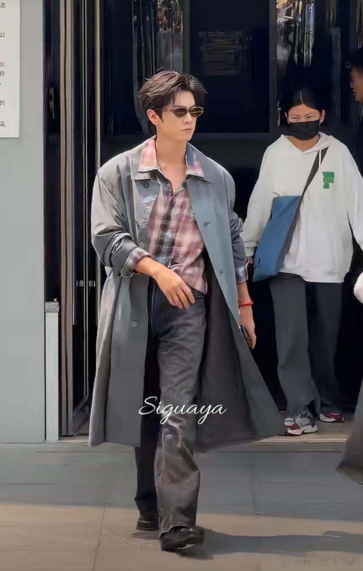 梦花廷剧组上hi6啦！陈哲远风衣墨镜帅到失语，速速定档！陈哲远hi6风衣墨镜造型