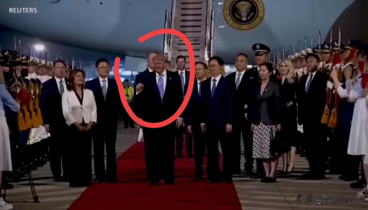 特朗普看到我们接待的场面，显然很满意，很兴奋，这一点从他的笑容，我们就能看出来！