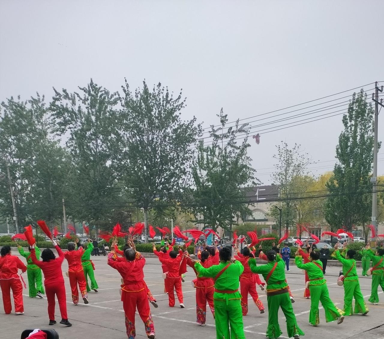 春日生活打卡季春天的景色，姹紫嫣红，在这个美丽的春季，老年腰鼓队也展现了他们的舞