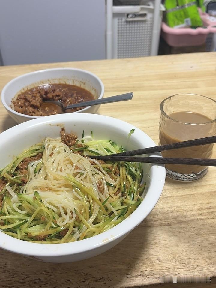 一个人的初二，，好面好酱好咖啡！