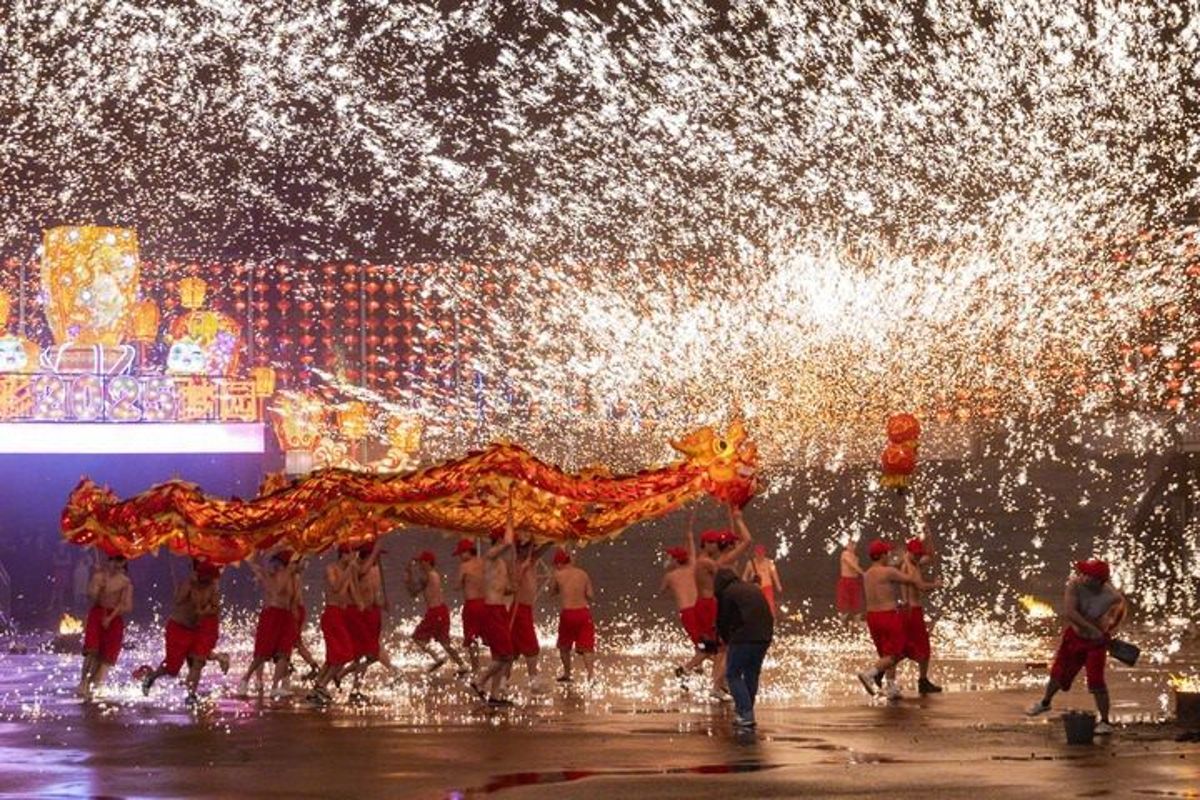 【外媒：#中国春节消费热潮带来积极信号#】据美国《华尔街日报》网站2月5日报道，