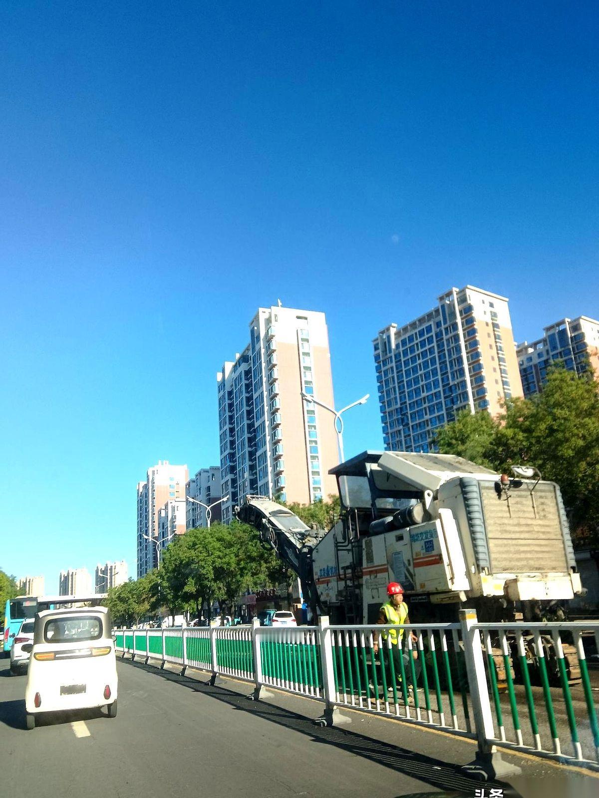 “前方拥堵，已为您重新规划路线。”
导航女声都快喊哑了，车在潍坊东风大街上，二十