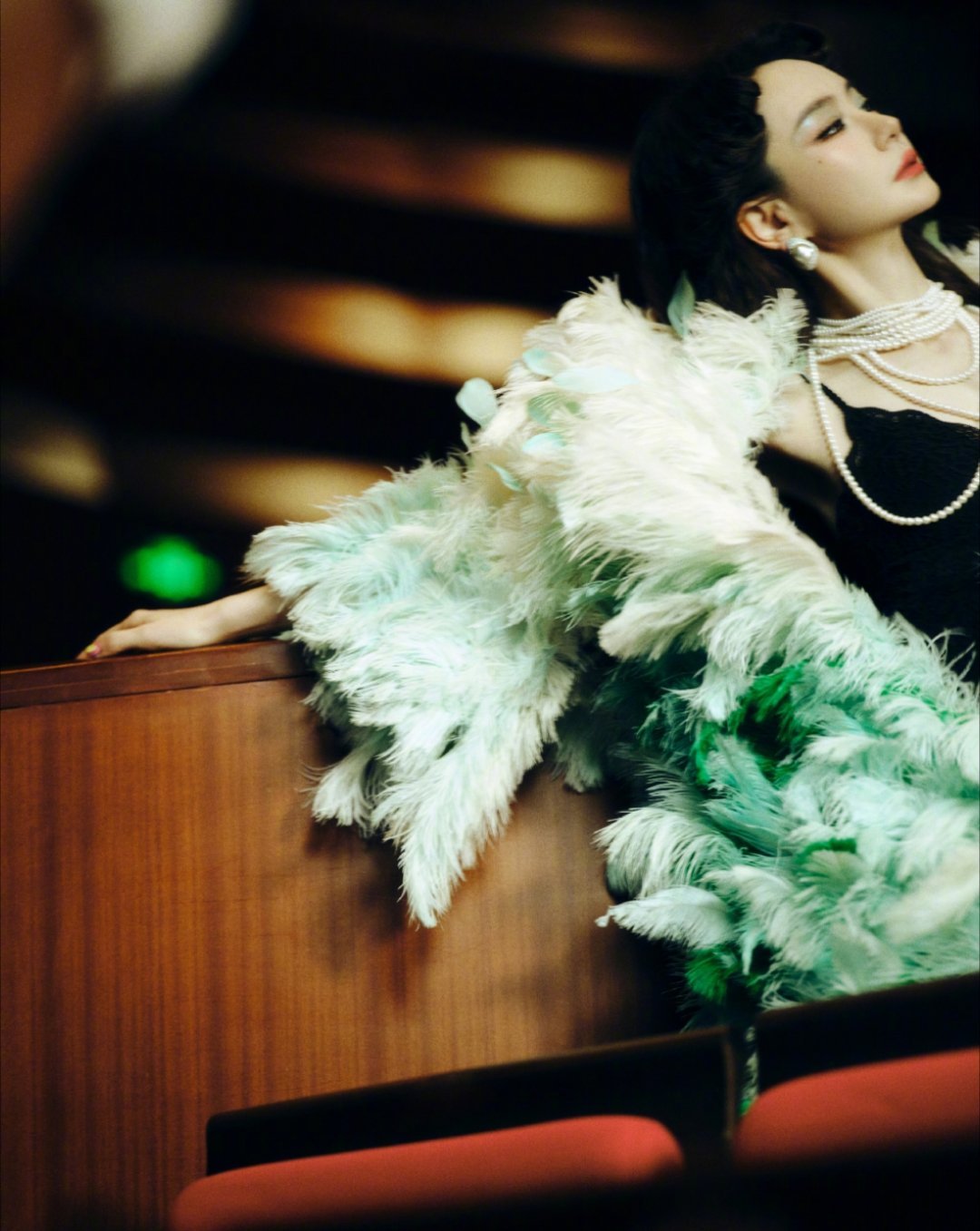 跨年快乐宝宝鸡毛掸子造型都能这么美，戚薇姐姐的颜值和气质真的绝了！ 