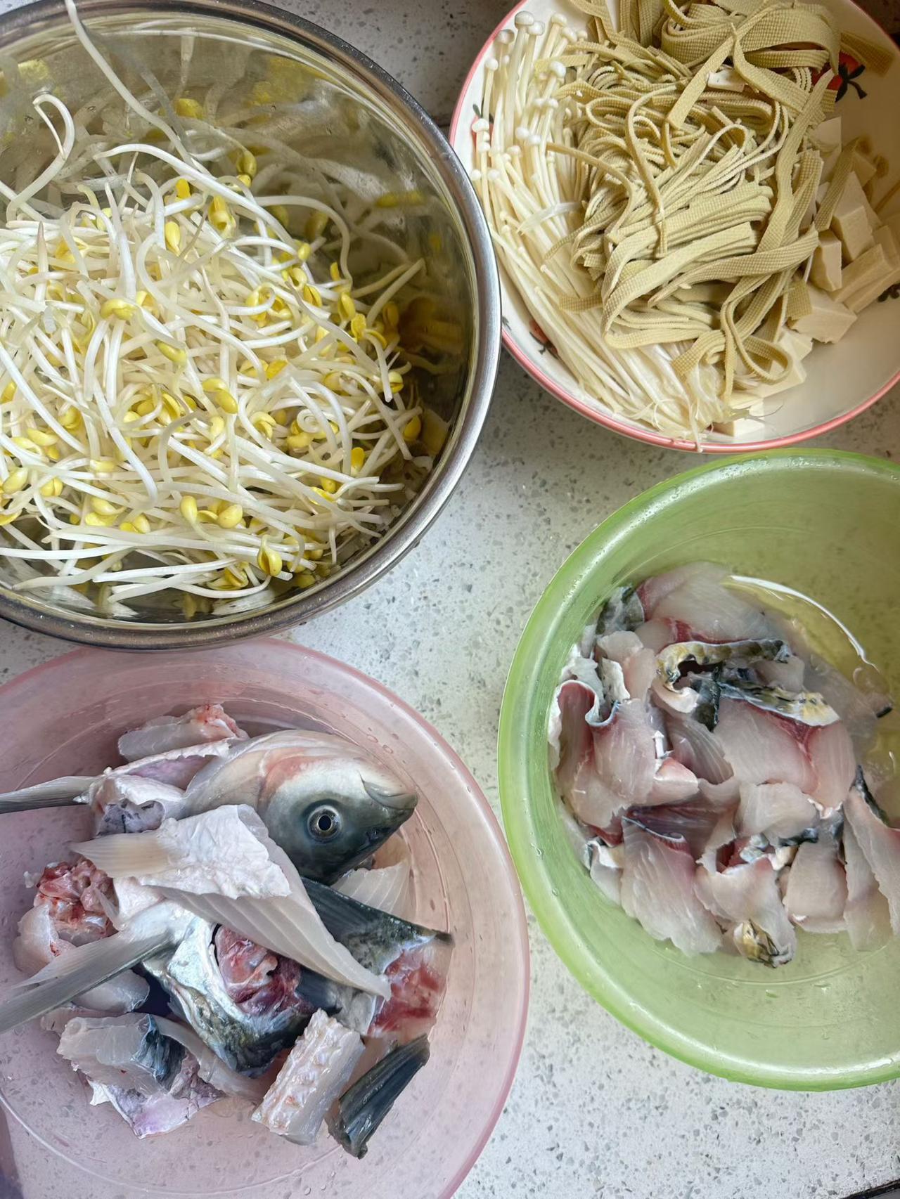 配菜满满，热油一泼，满屋都是香味，人间烟火最抚人心。
