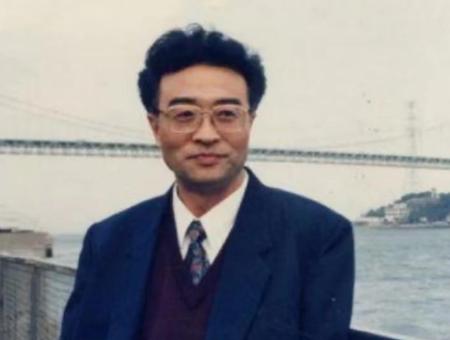 他名叫刘铁骑，是大贪官刘青山的儿子，父亲在1952年被枪毙的时候，刘铁骑才6岁，