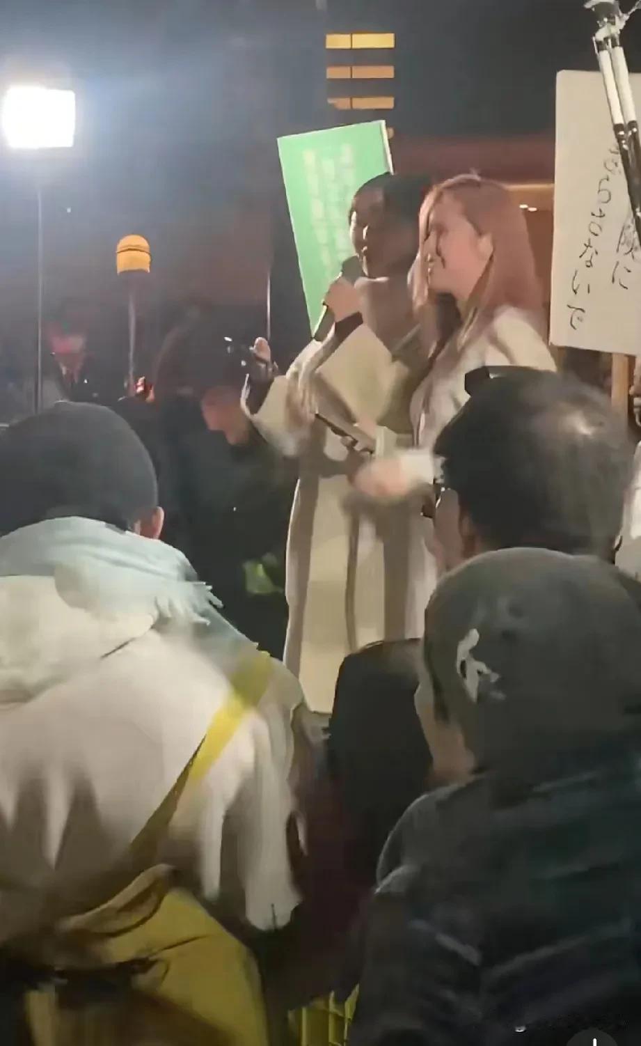 刷过一个视频，她们抗议是笑着抗议，所以这算哪门子抗议？

看起来更像是做秀，在我