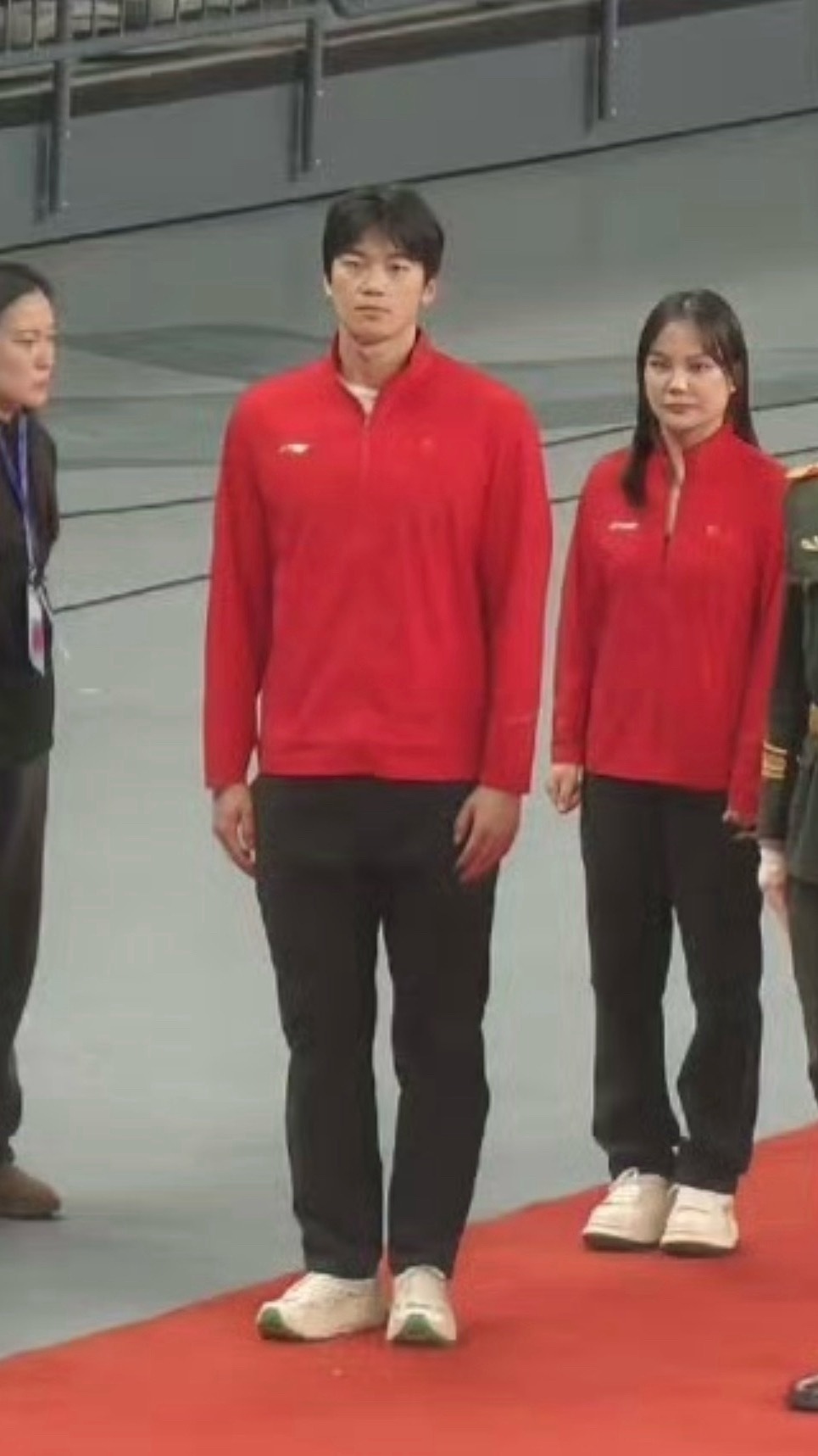 感觉又是很适合配上一串句号的一张… 