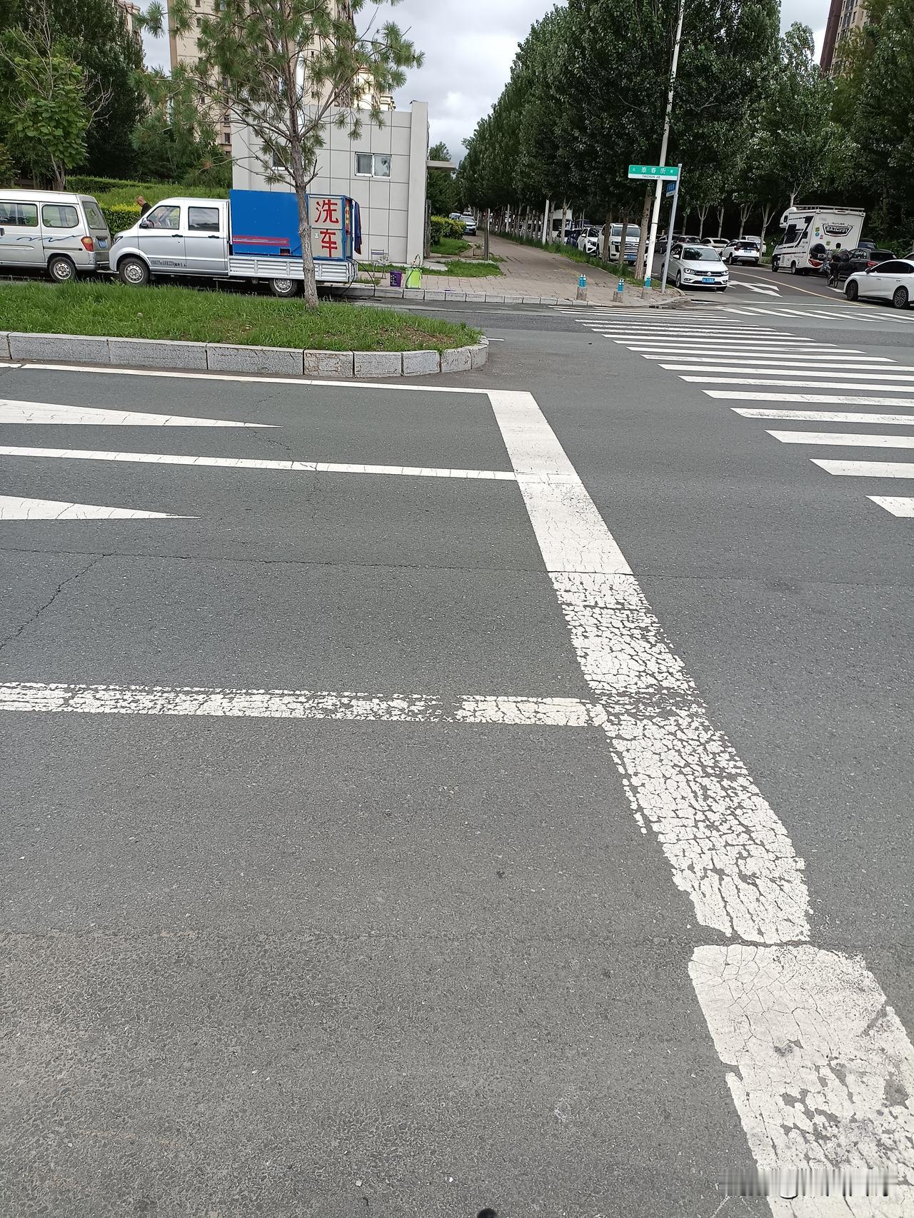 流动洗车点
天气变暖，小区附近十字路口增加了一个流动洗车点。
这是一种创收渠道，