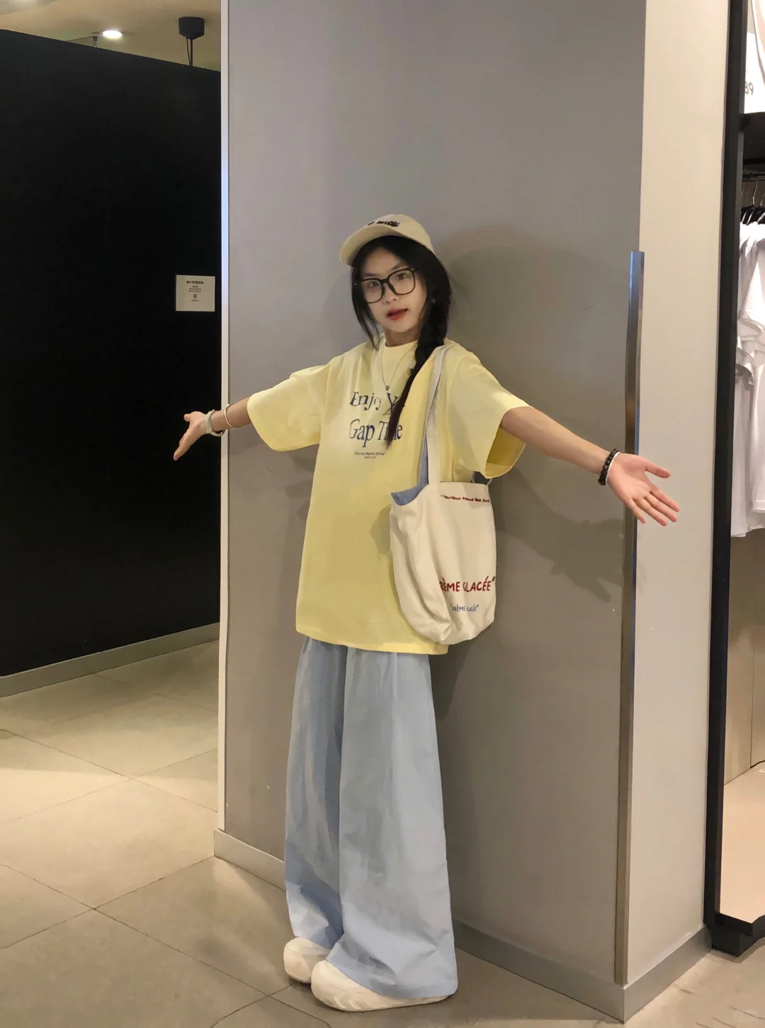 夏天的第一件奶黄色短袖好好看！🔒住啦！！！