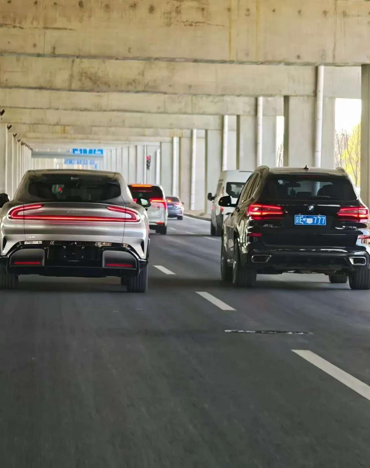 不管外界怎么黑小米，但小米汽车的颜值确实是在线的。
最近偶然找到一张小米和宝马汽