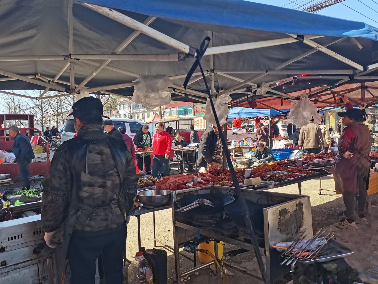 丹东农村大集市已经不是儿时记忆中的样子，更像是美食街，仅剩下的几个零散卖服装的摊