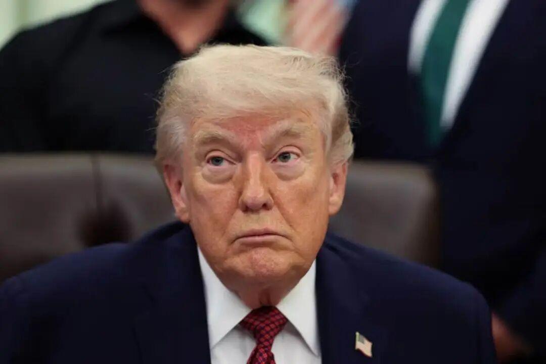 特朗普周日表示，一艘悬挂伊朗国旗、名为“TOUSKA”的船只试图突破美国在阿曼湾