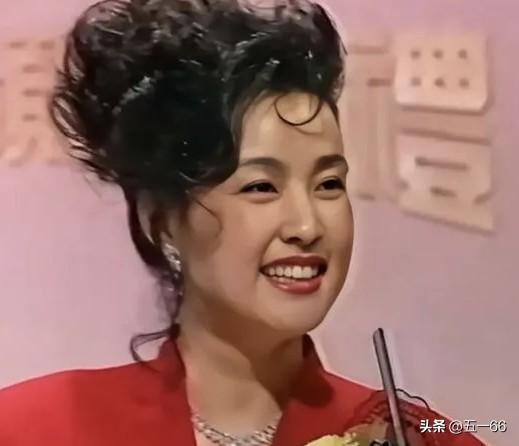 一看到刘晓庆这张照片马上想到《繁花》里的卢美琳，发型、戏路对头
卢美琳这个角色刘