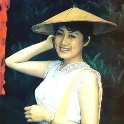 演员杨青在外界拥有称号“最丑女演员”，但她却嫁给了外国的富豪，如今要50岁了身家