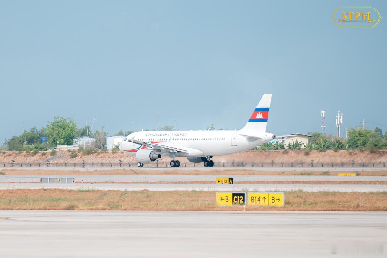 柬埔寨王室 🇰🇭2月27日，西哈莫尼国王和母亲莫妮列太后离开国内前往中国🇨